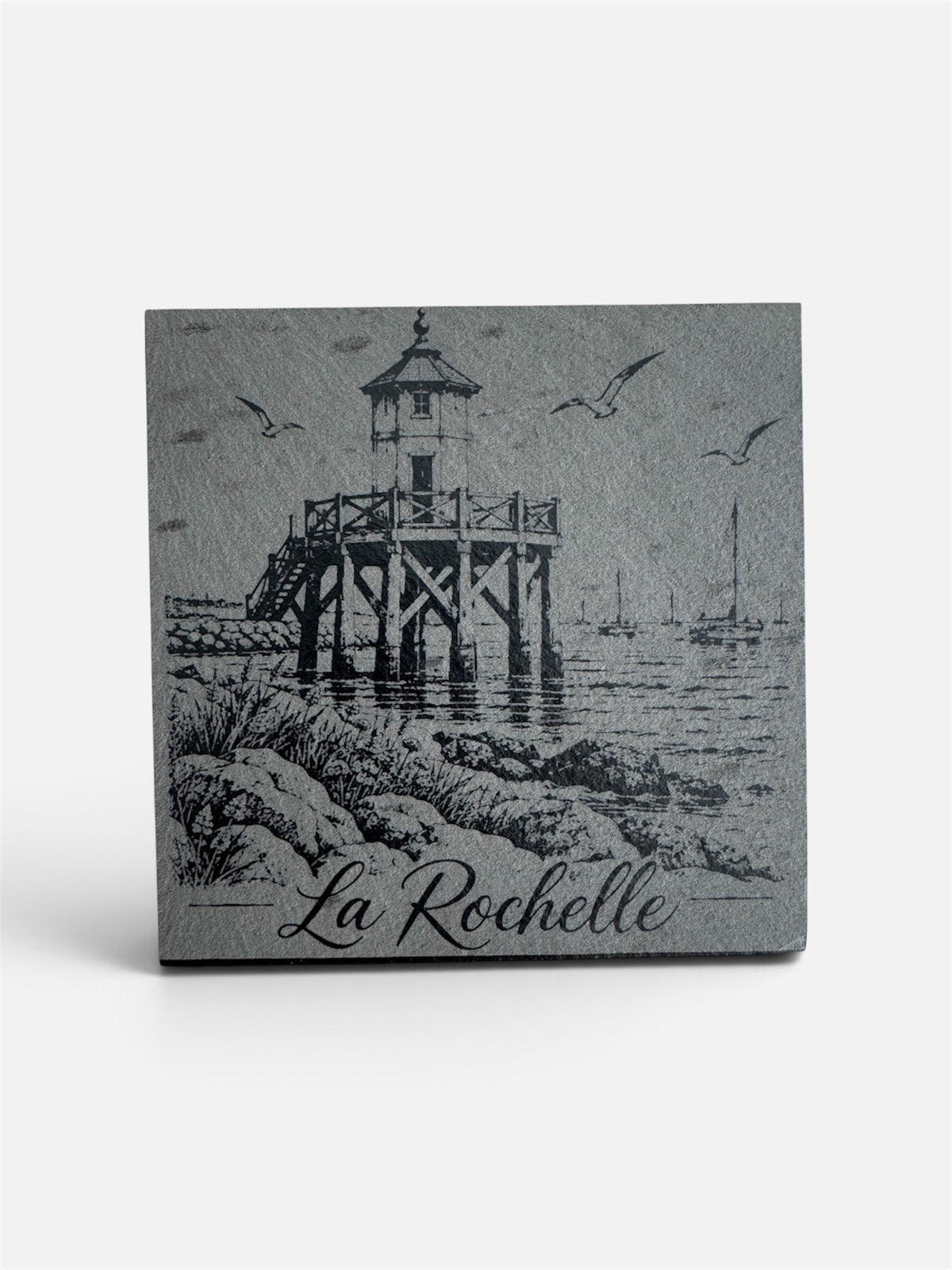 Sous-verre en ardoise gravé représentant le Phare du Bout du Monde à La Rochelle