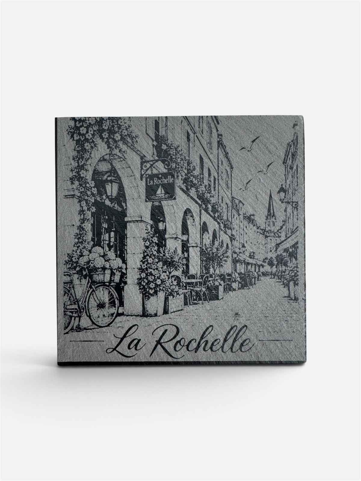 Sous-verre en ardoise gravé représentant une rue historique de La Rochelle